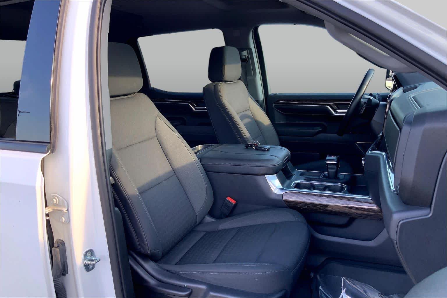 Used 2023 Summit White GMC Elevation image 9