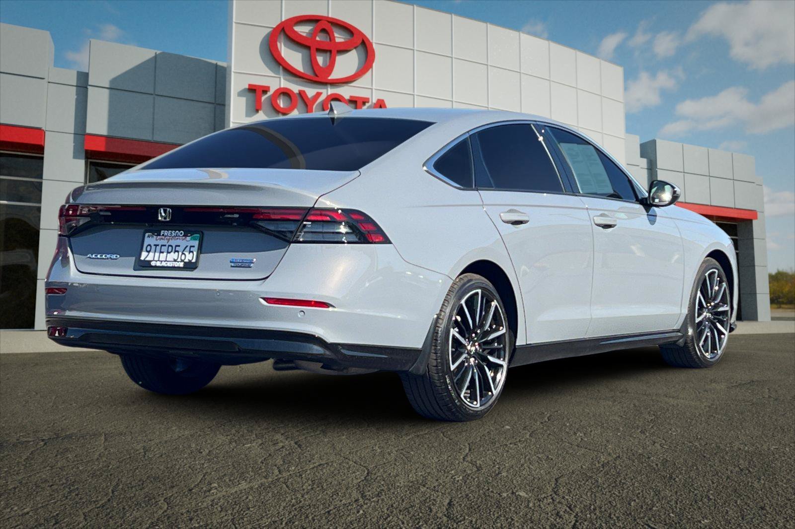 Used 2025 Urban Gray Pearl Honda Touring image 3
