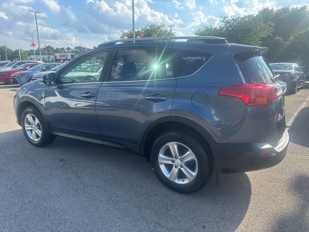 Used 2013 Blue Toyota LE image 4