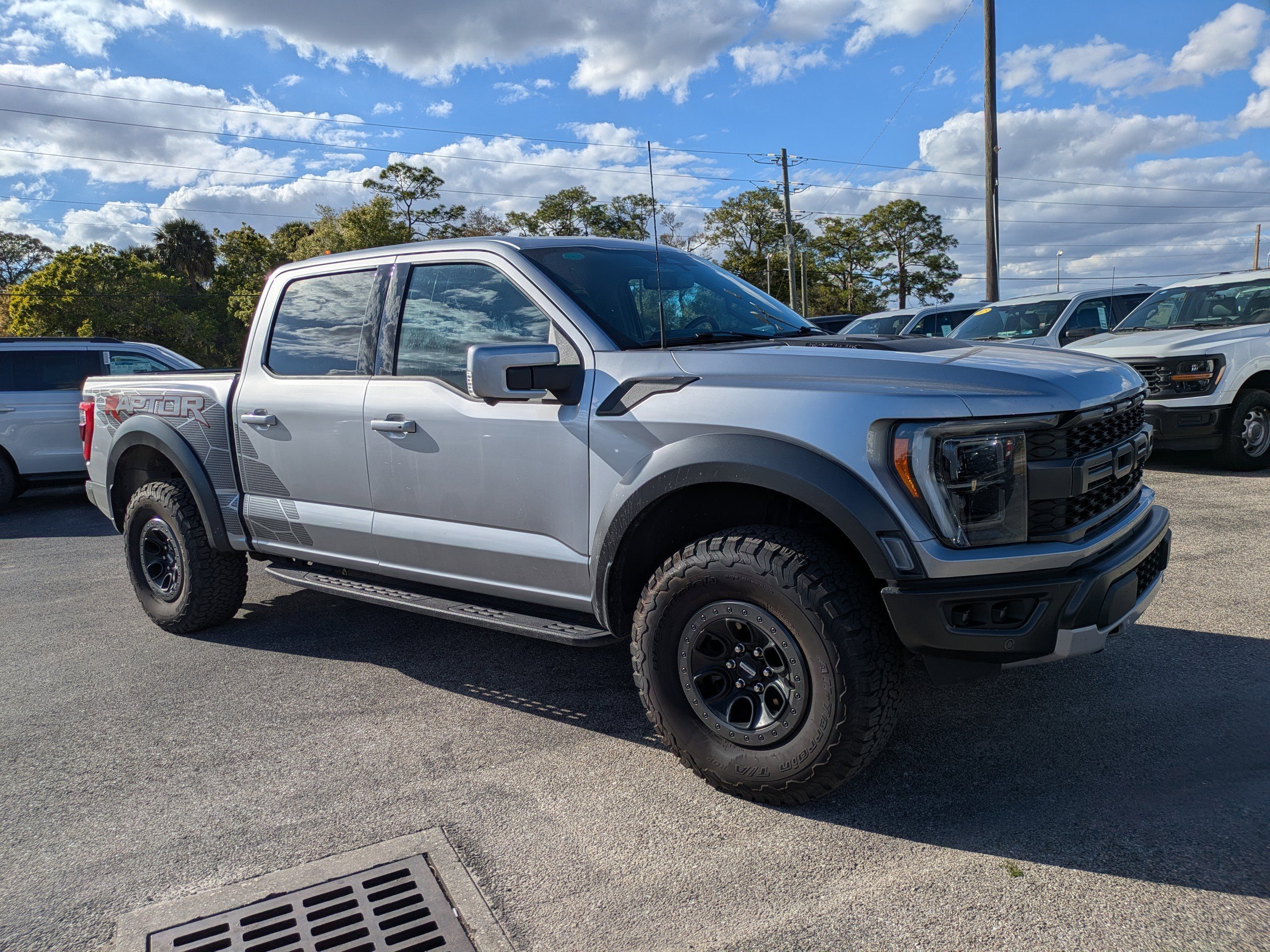 Used 2023  Ford Raptor image 2