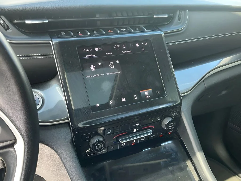 Used 2021 Silver Jeep Laredo image 28