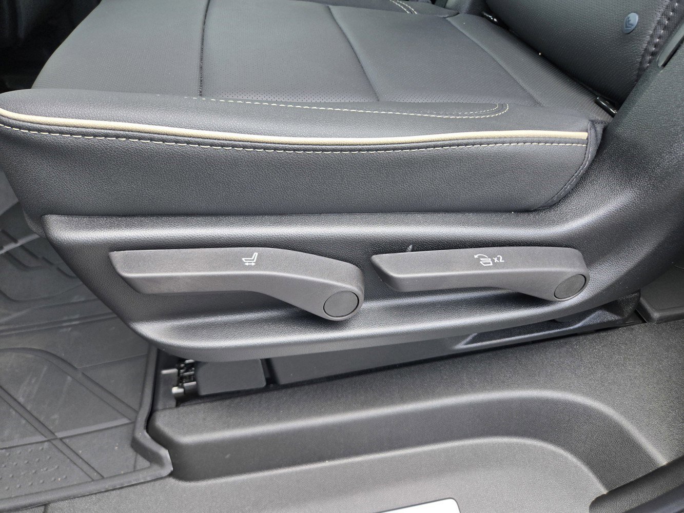 2026 Chevrolet Suburban Premier - Photo 21