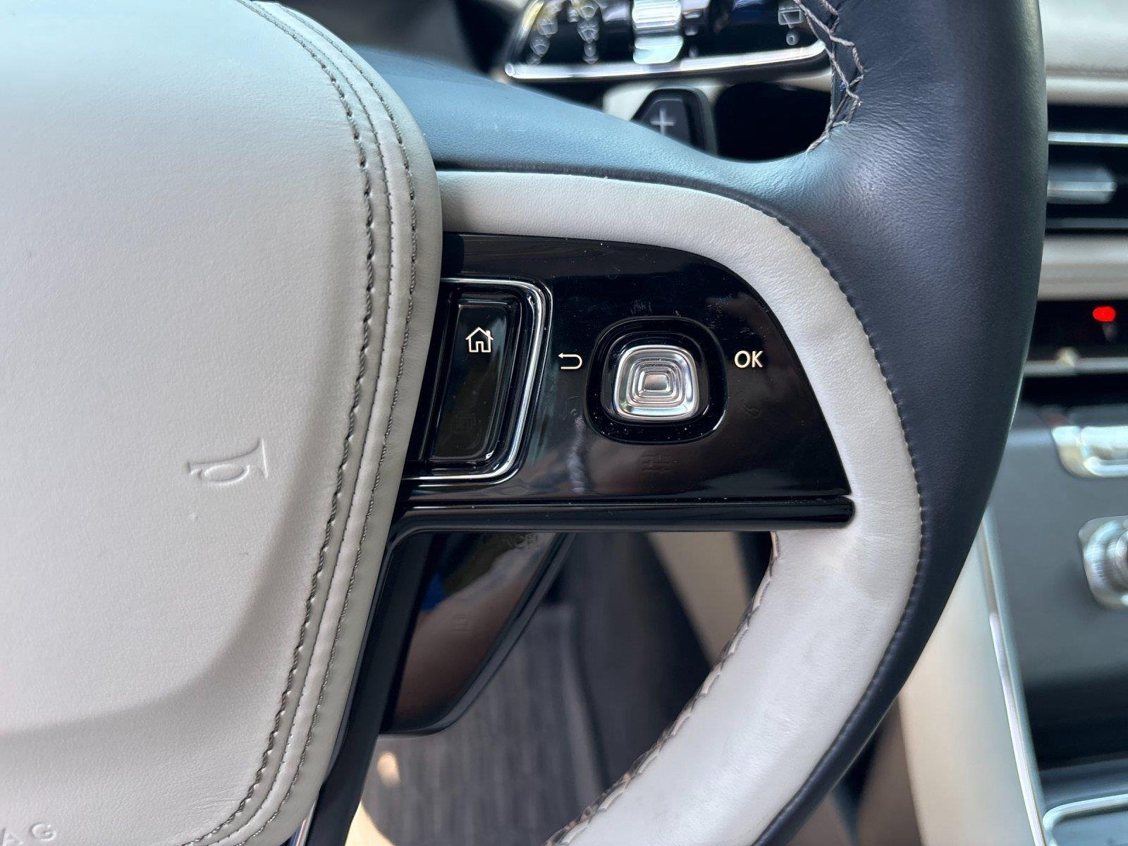 Used 2025 Pristine White Metallic Tri-Coat Lincoln Premiere image 20