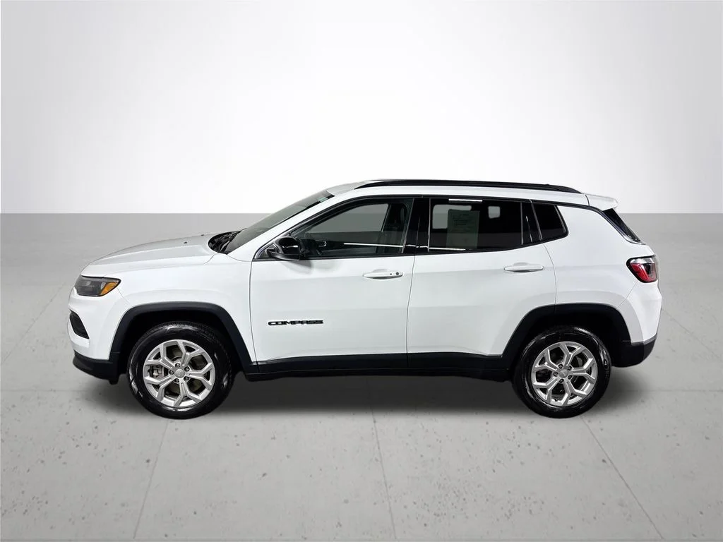 Used 2024 White Jeep Latitude image 9