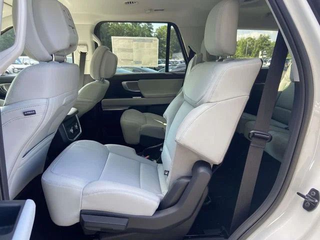 New 2027 Star White Metallic Tri-Coat Ford Platinum image 8