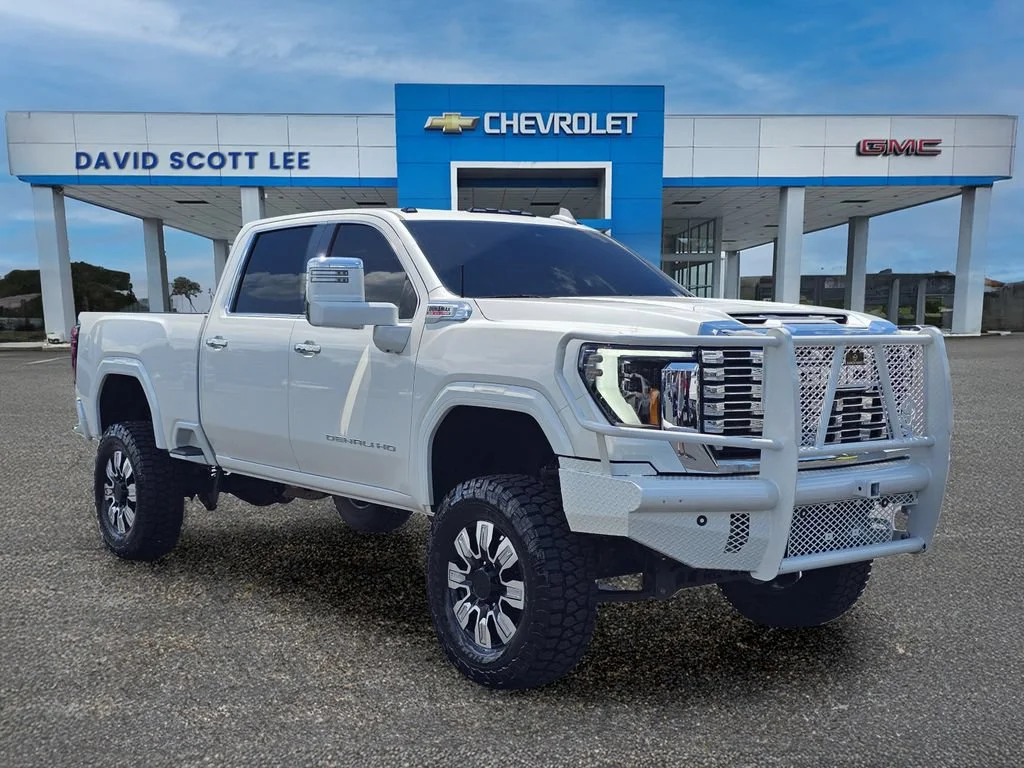 Used 2025 White Frost Tricoat GMC Denali image 5