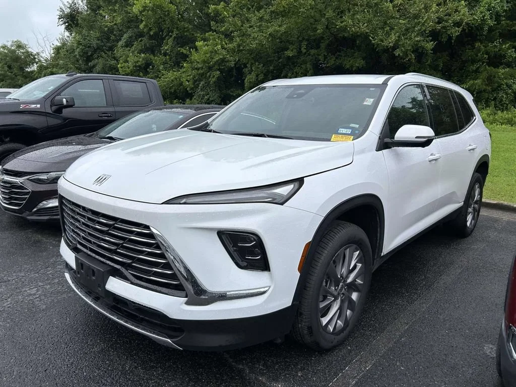 Used 2025 Summit White Buick Preferred image 6