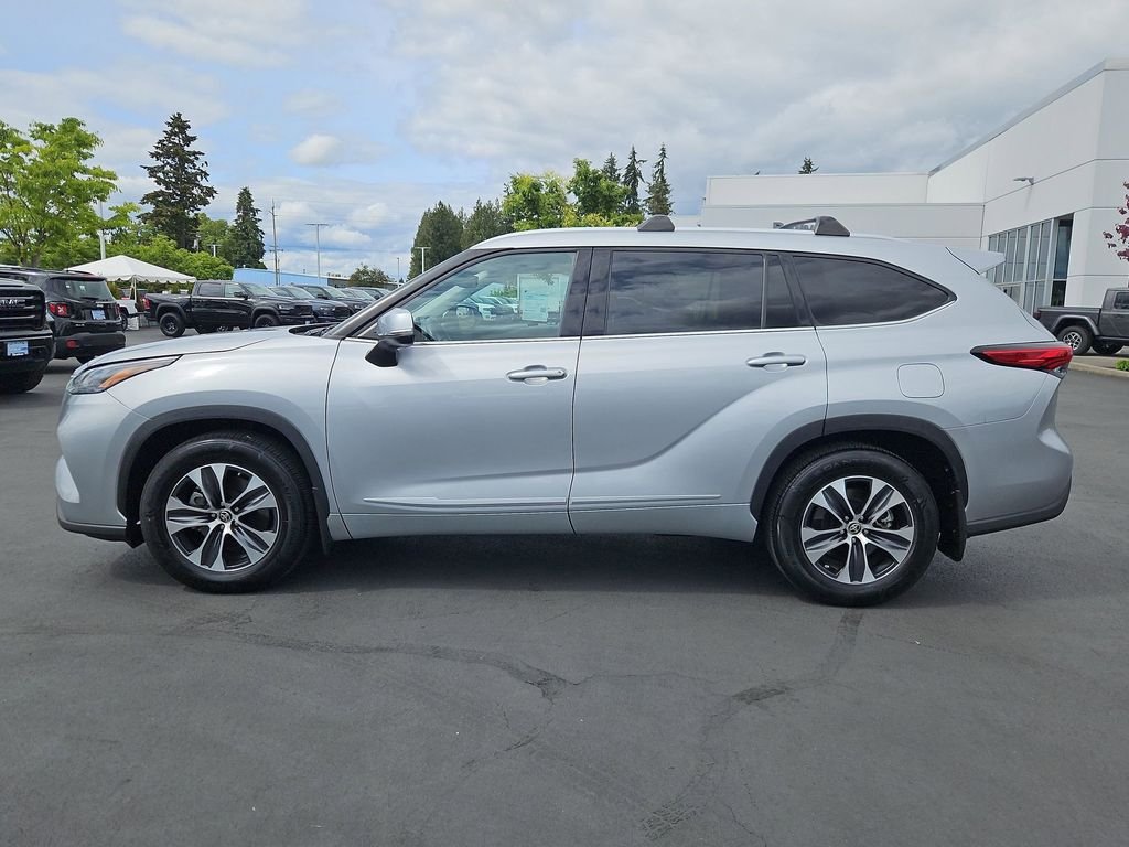 Used 2022 Silver Toyota XLE image 3