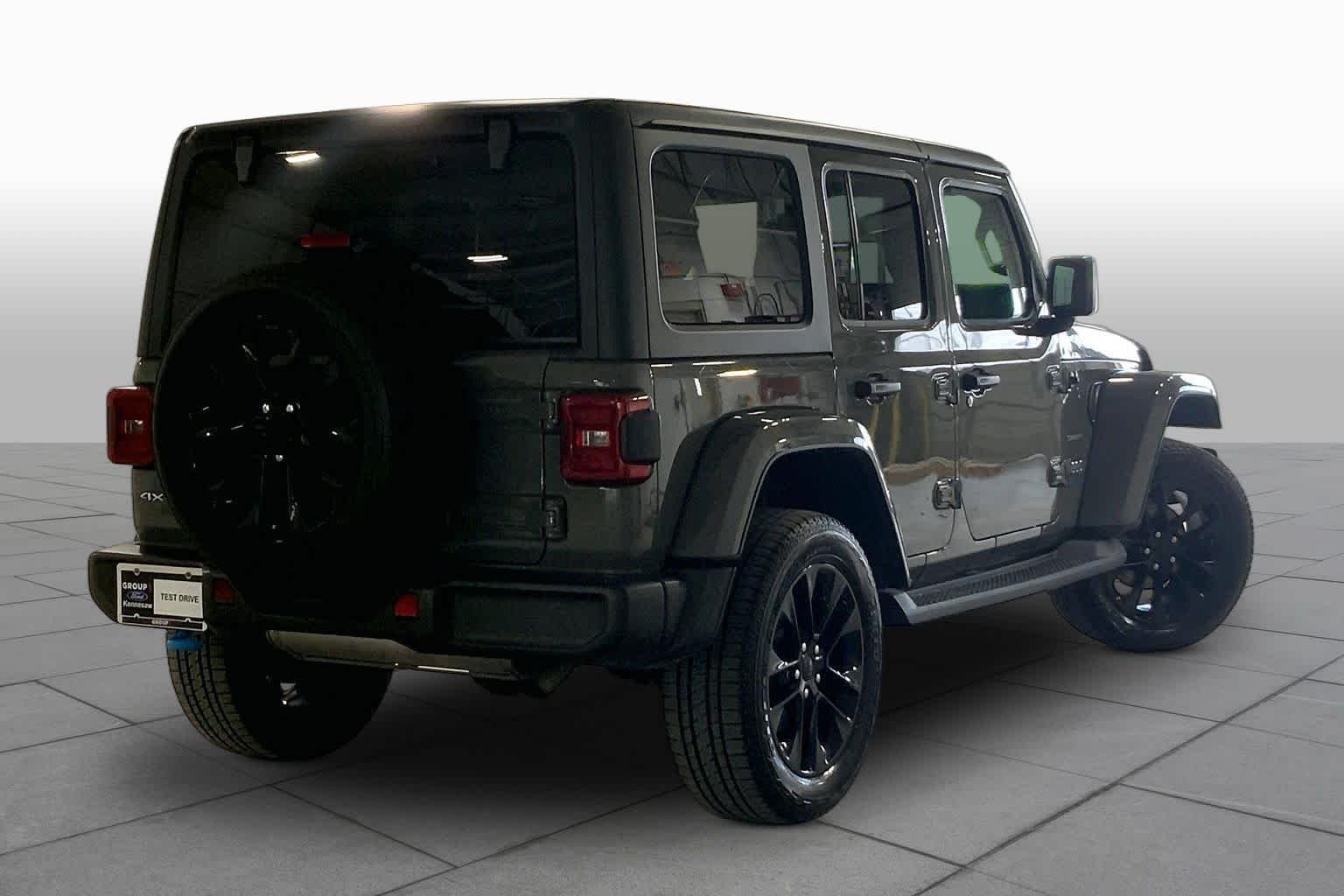 Used 2022 Sting-Gray Clearcoat Jeep Unlimited Sahara image 13