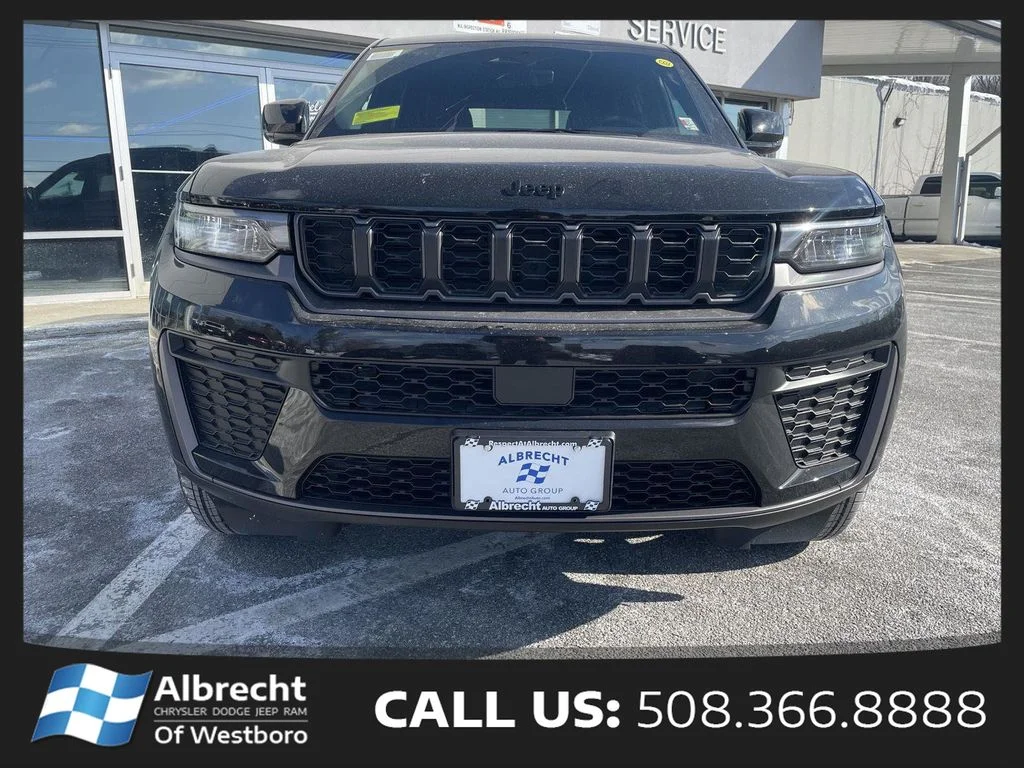 New 2026 Diamond Black Crystal Pearl-Coat Exterior Paint Jeep Altitude image 8