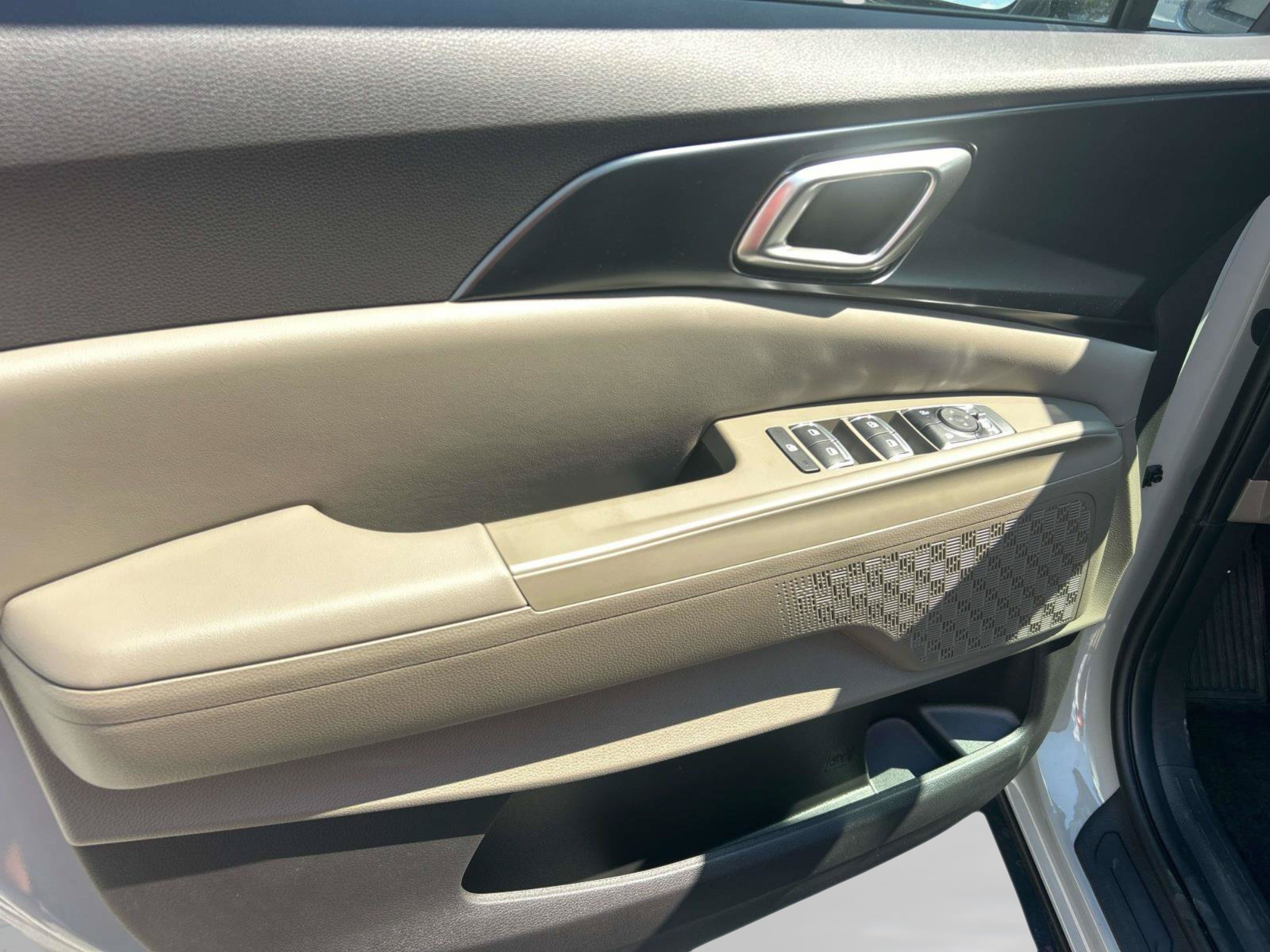 New 2027 Ceramic Silver Kia LX image 18