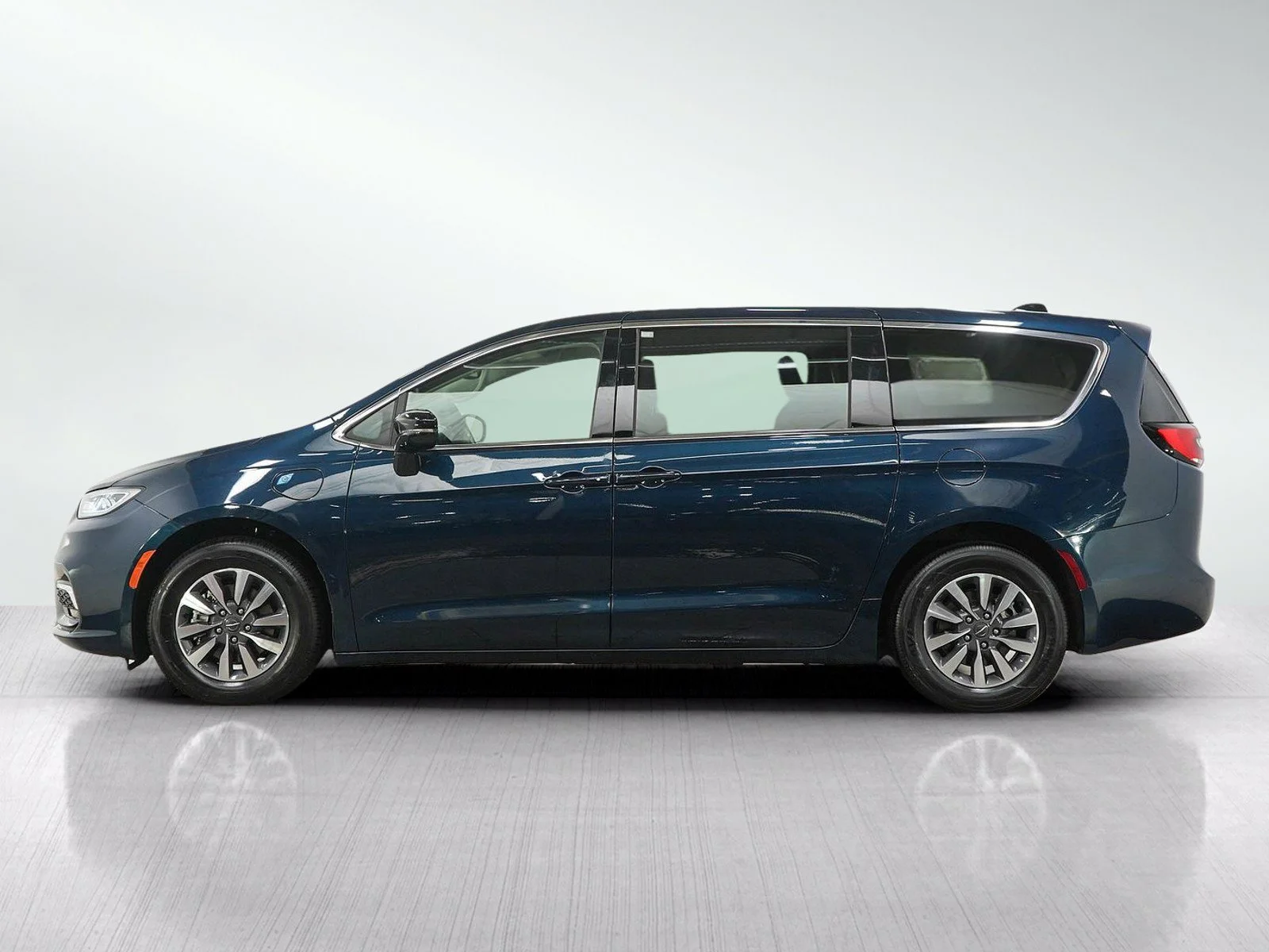 Used 2024 Chrysler Pacifica PHEV Select with VIN 2C4RC1S70RR188424 for sale in Burnsville, Minnesota