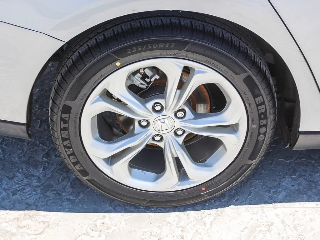 Certified Used 2023 Lunar Silver Metallic Honda LX image 9