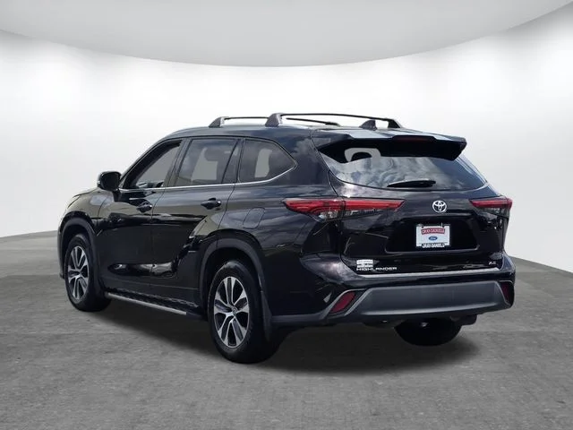 Used 2022 Black Toyota XLE image 6