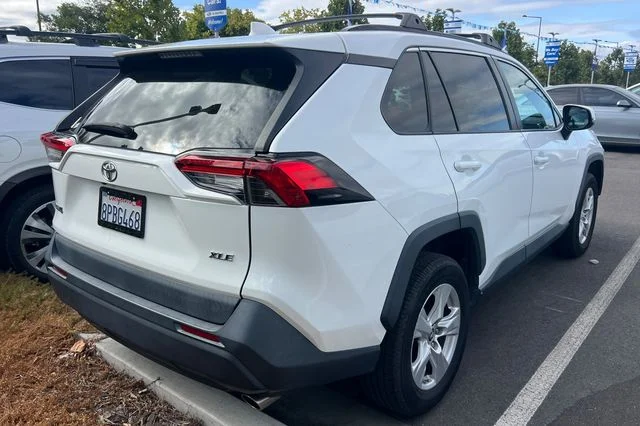 Used 2019 White Toyota XLE image 7