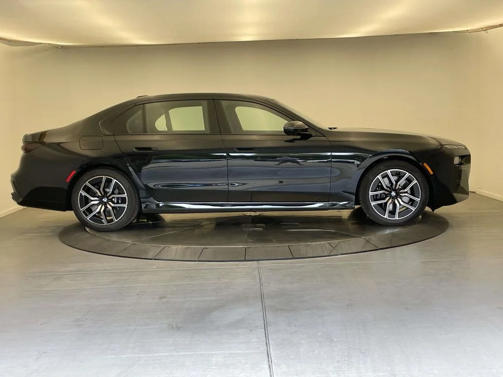2025 BMW 7 Series 760i - Photo 6
