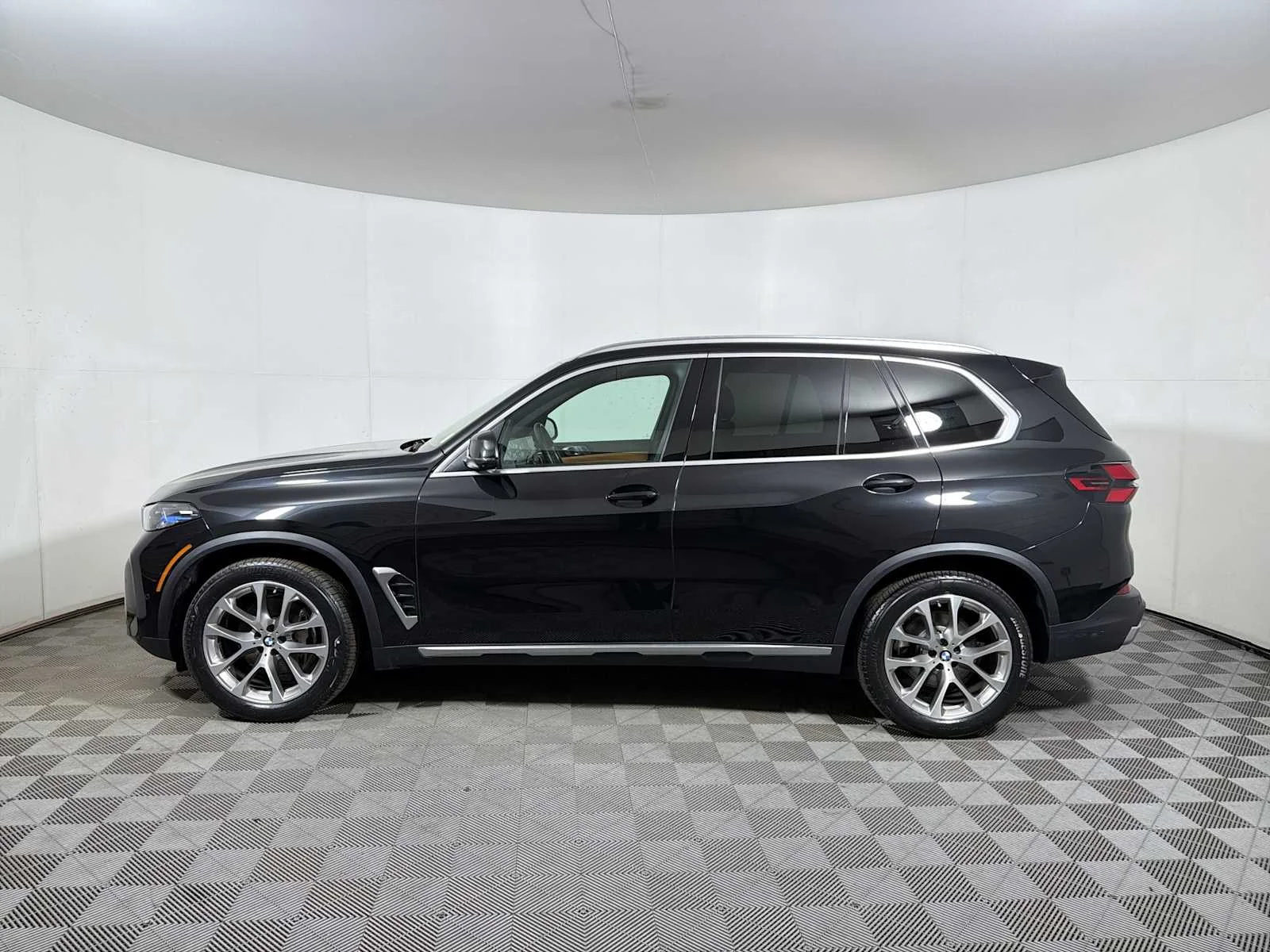 Certified Used 2024 Black Sapphire Metallic BMW xDrive40i image 4