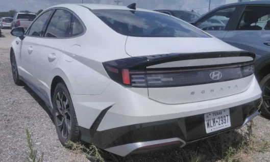 Used 2024 White Hyundai SEL image 4