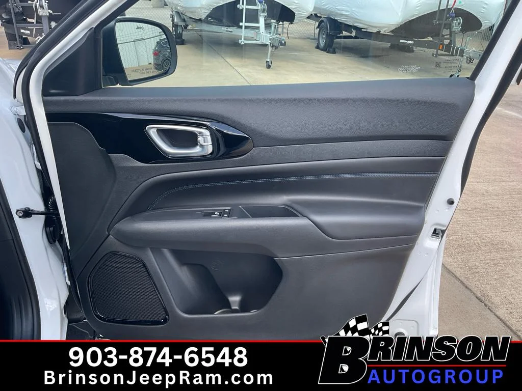 New 2026 Bright White Clearcoat Jeep Latitude Altitude image 12