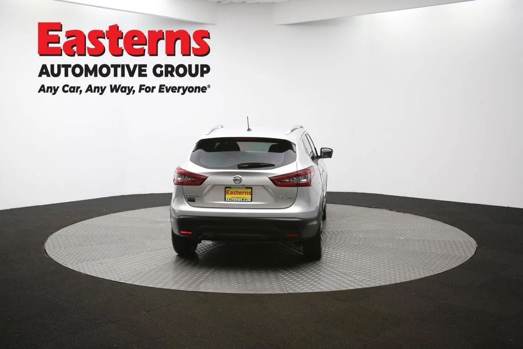 Used 2022 Silver Nissan SL image 37