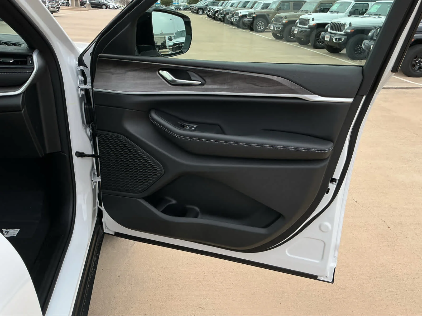New 2026 Bright White Clear-Coat Exterior Paint Jeep Laredo Altitude image 20