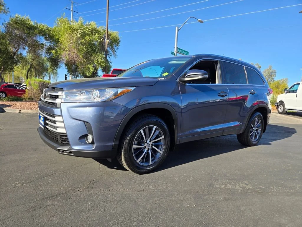 Used 2018 Shoreline Blue Pe Toyota SE image 2