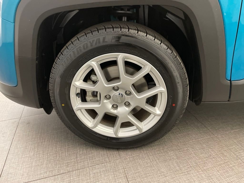 Certified Used 2021 Bikini Metallic Clearcoat Jeep Latitude image 9