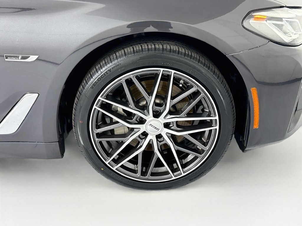 Used 2022 Dark Graphite BMW 530e iPerformance image 33