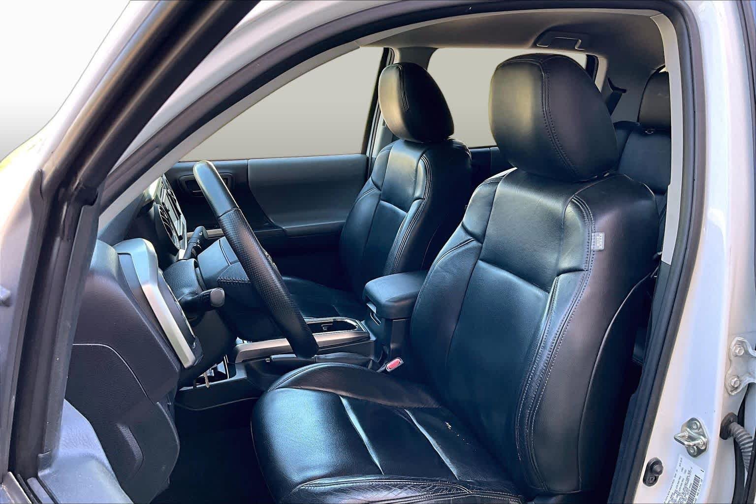 Used 2016 Super White Toyota SR5 image 9