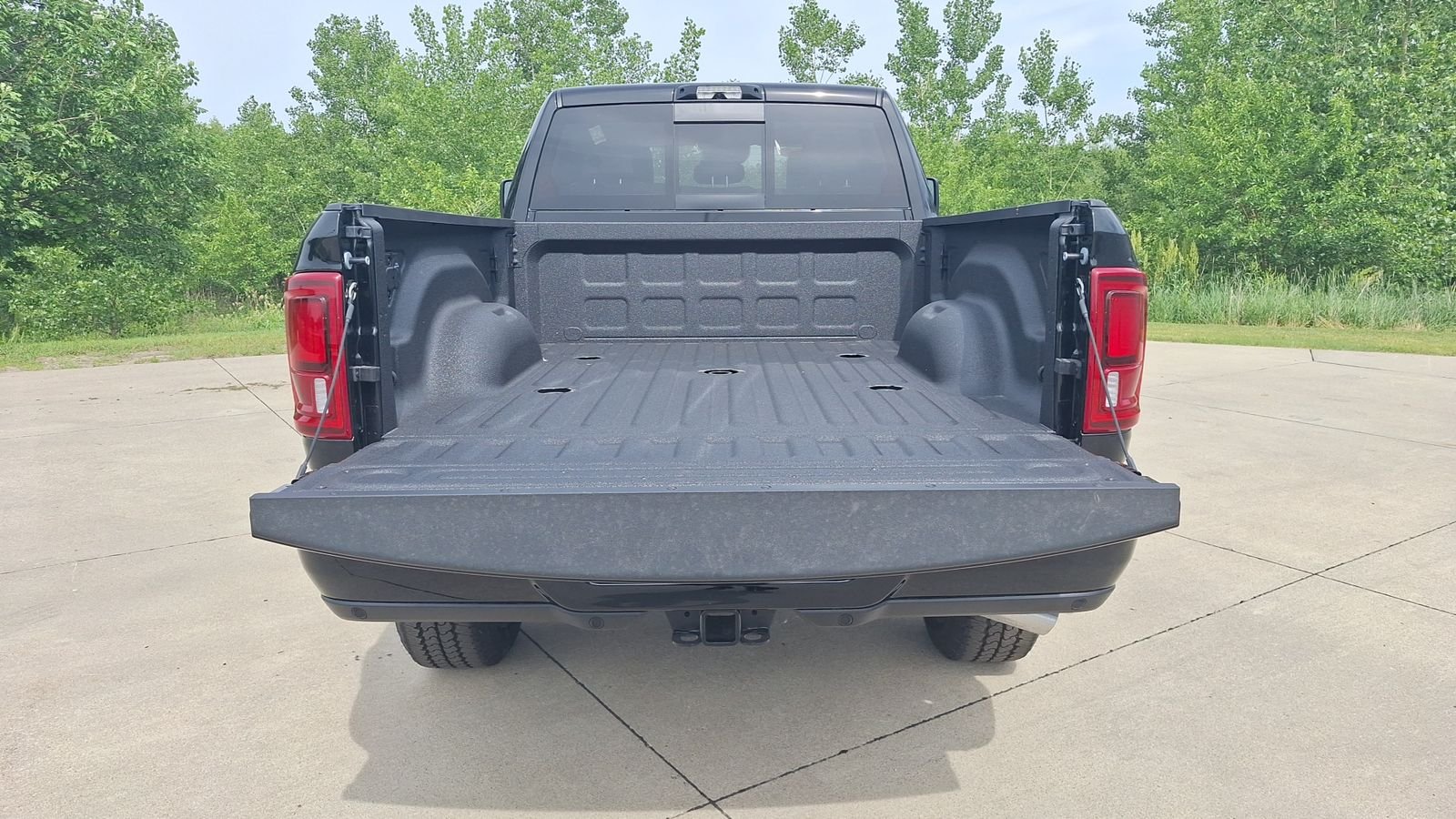 New 2026 Diamond Black Crystal Pearl-Coat Exterior Paint RAM Laramie image 12