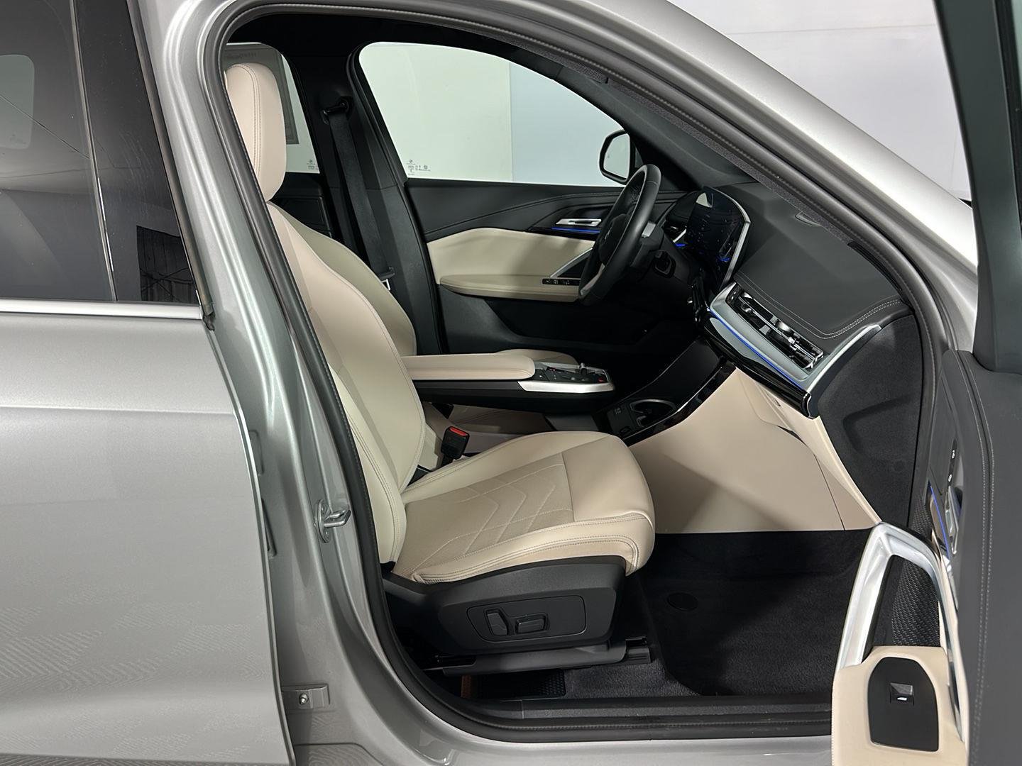 Used 2025 Space Silver Metallic BMW xDrive28i image 30