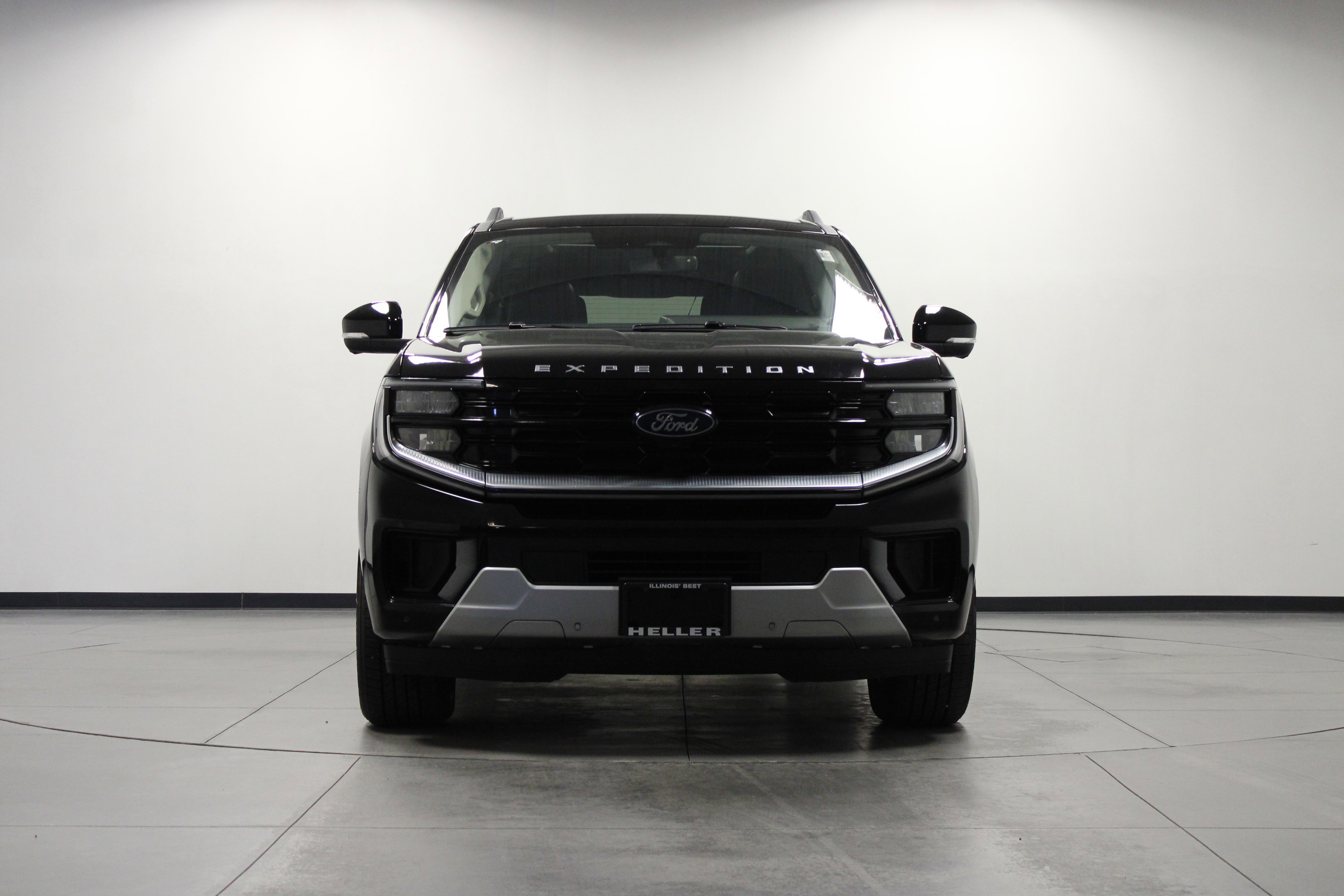 Used 2025 Black Metallic Ford Platinum image 9