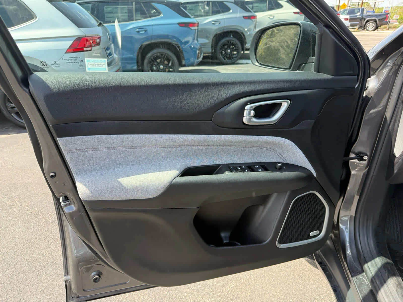 Used 2022 Granite Crystal Metallic Clearcoat Jeep Latitude Lux image 17