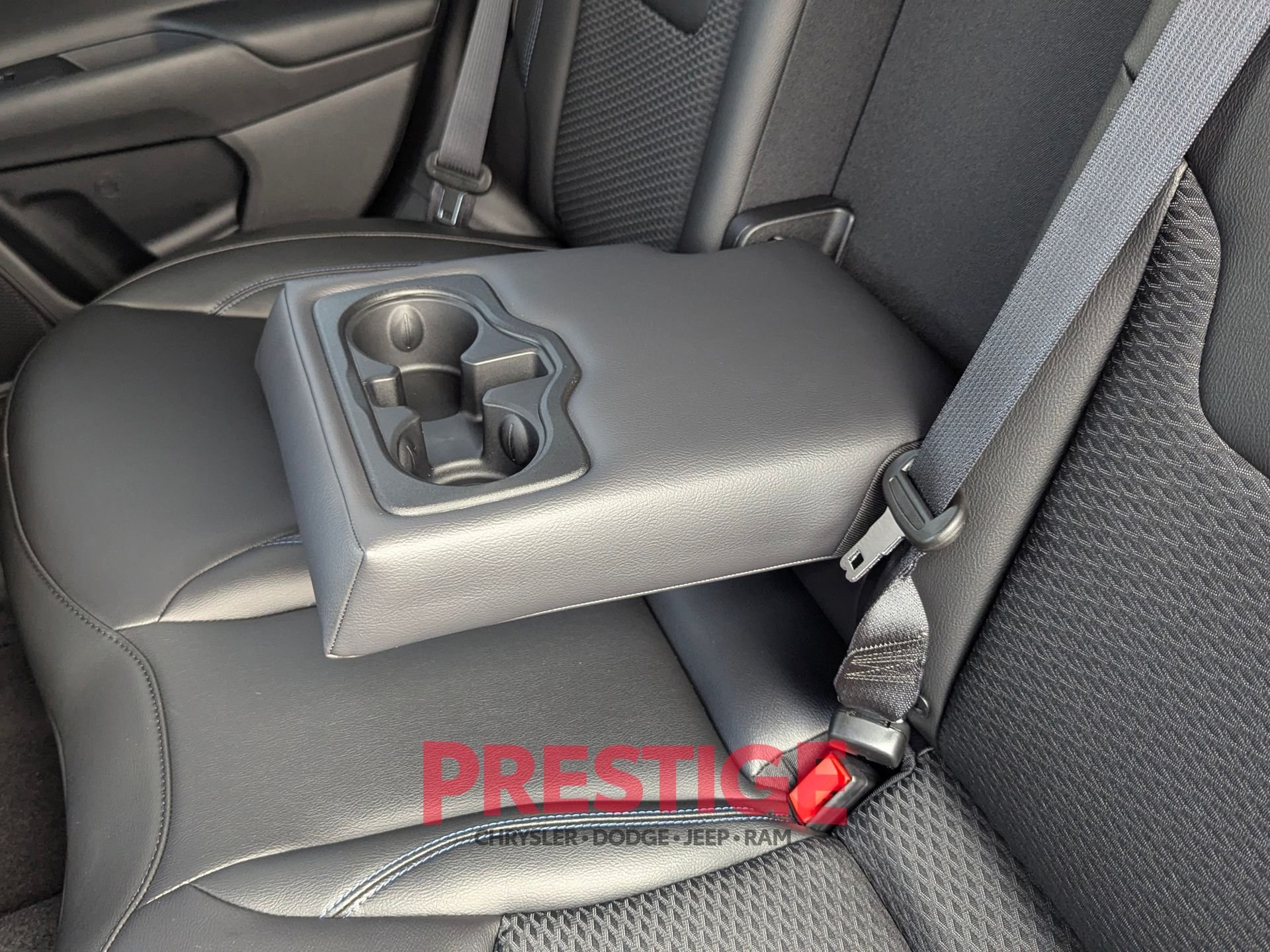 New 2026 Bright White Clear-Coat Exterior Paint Jeep Latitude image 27