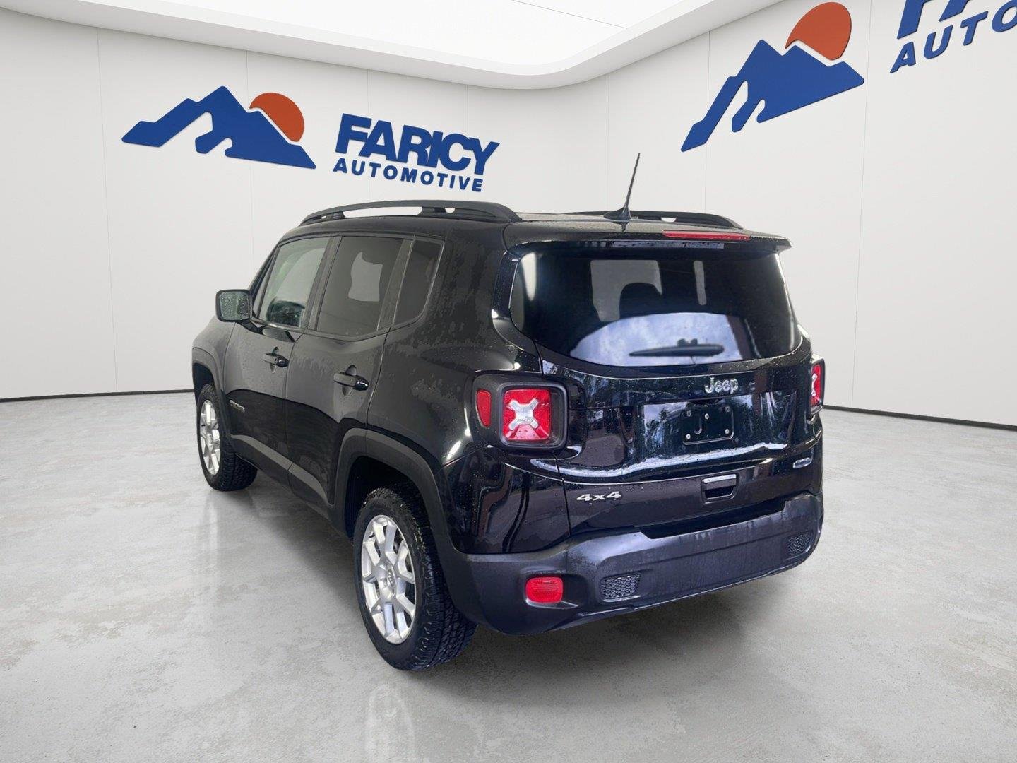 Used 2023 Black Clearcoat Jeep Latitude image 27