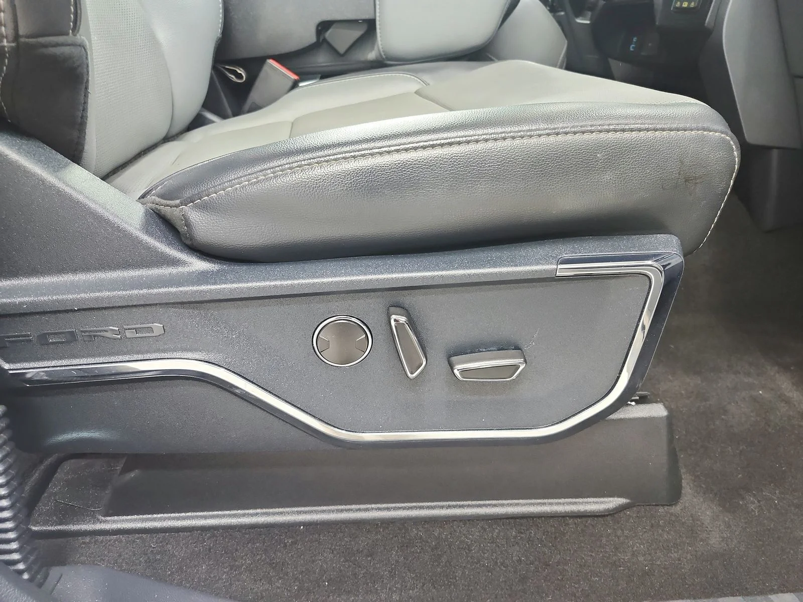 Used 2021 White Ford Lariat image 41