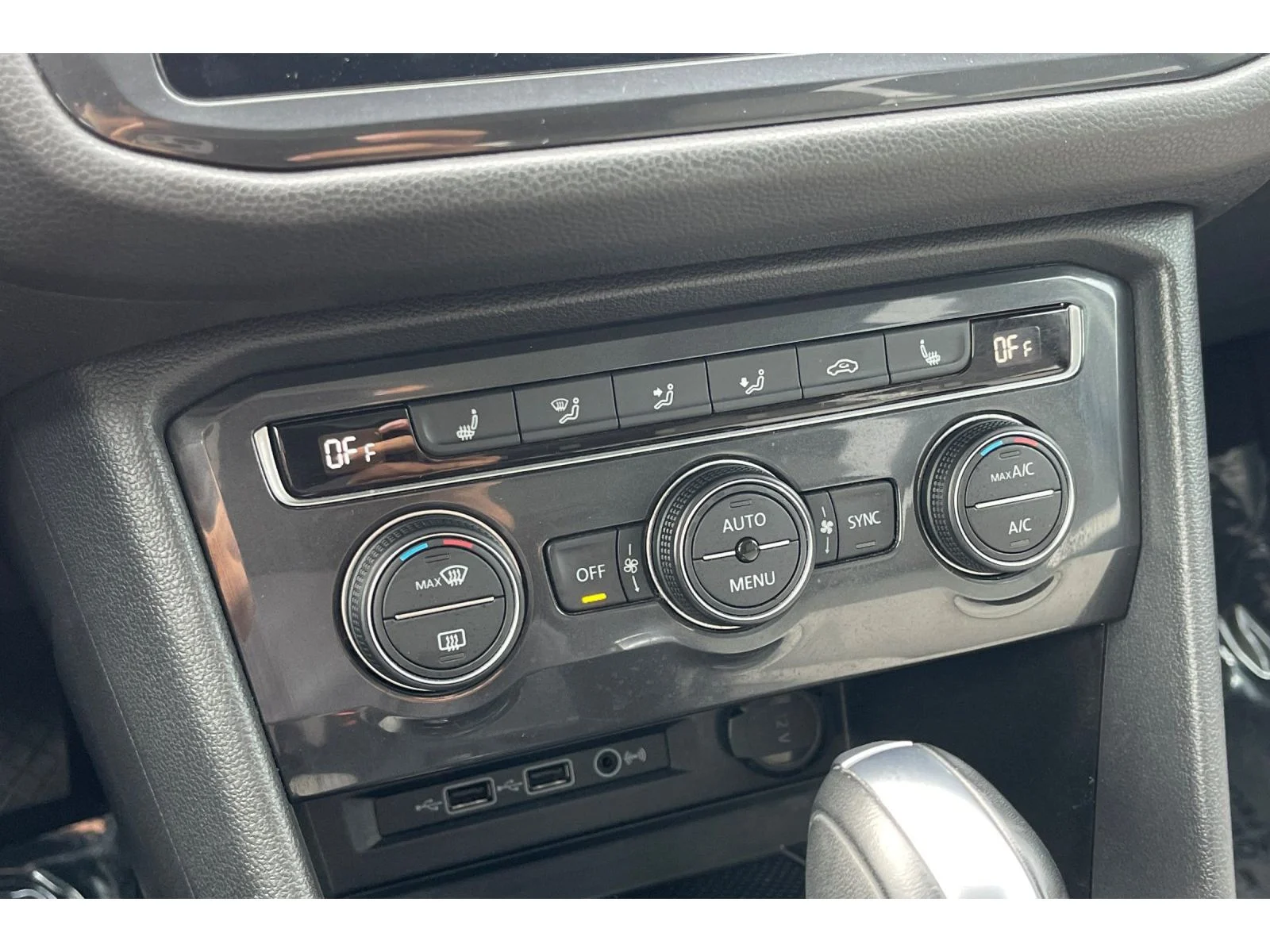 Used 2020 Platinum Gray Metallic Volkswagen SE image 28