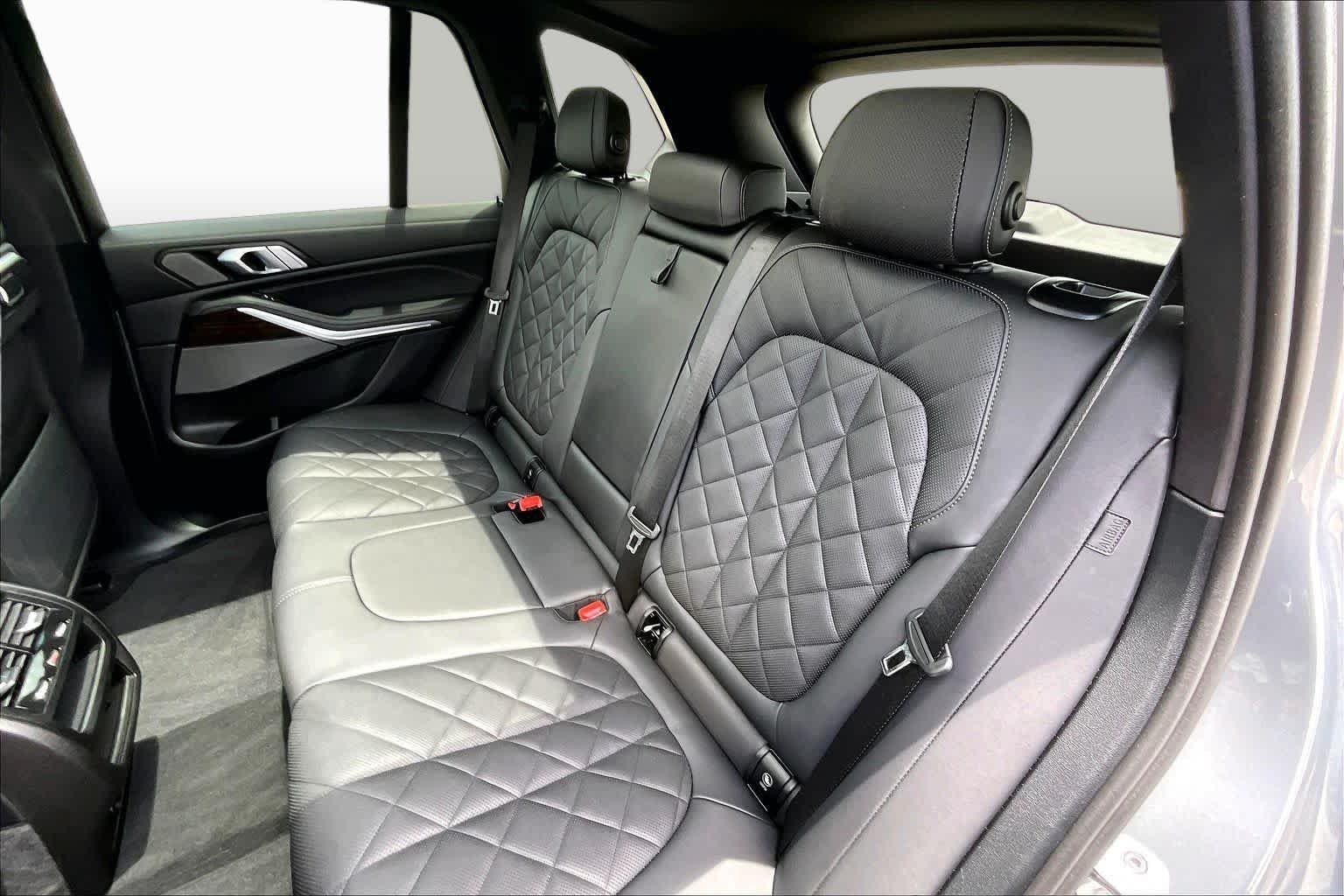 Used 2025 Skyscraper Grey Metallic BMW sDrive40i image 21