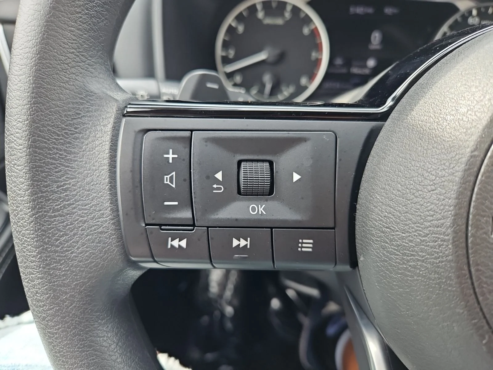 Used 2023 Silver Nissan SV image 35