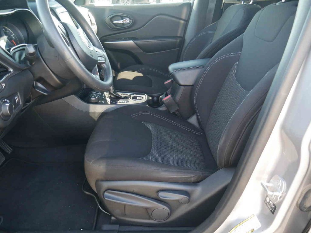 Used 2021 Silver Jeep Latitude image 22