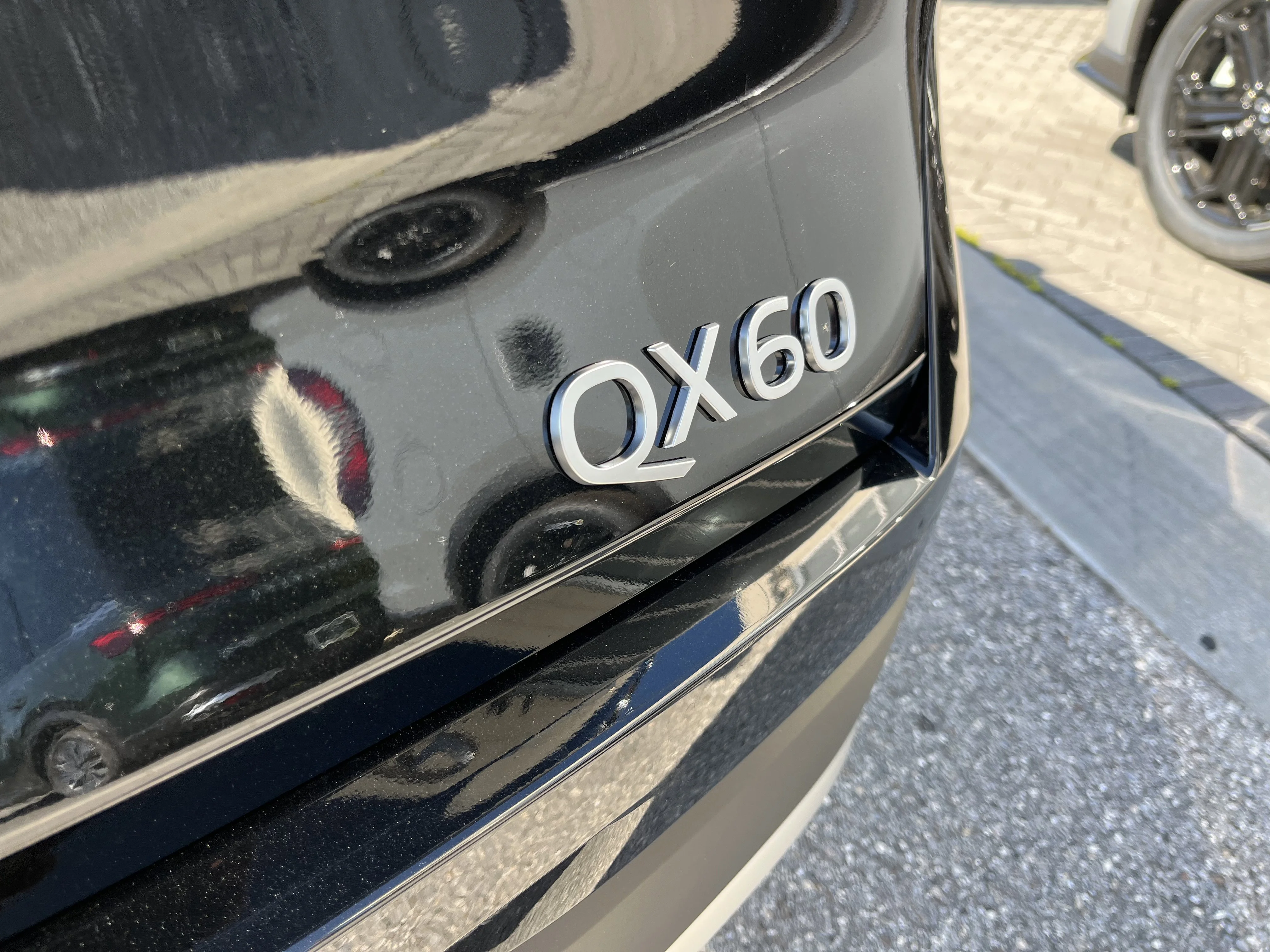New 2027 Mineral Black INFINITI LUXE image 5