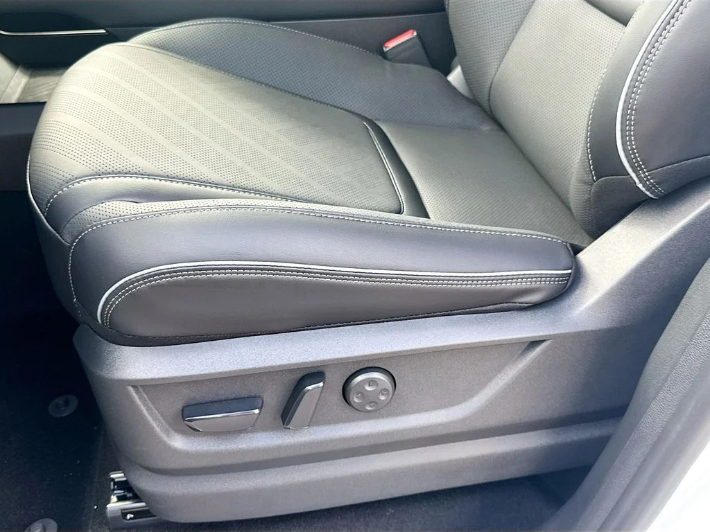 New 2027 RADIANT WHITE INFINITI Luxe 2WD image 20