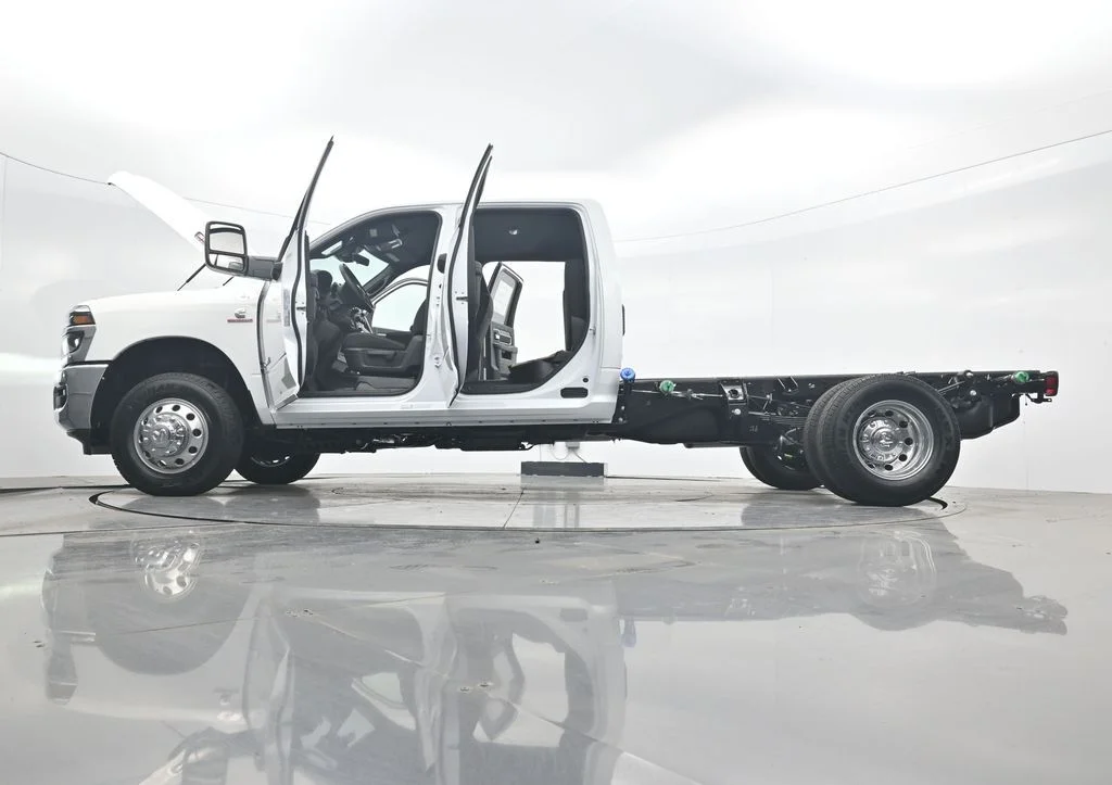New 2026 Bright White Clear-Coat Exterior Paint RAM Tradesman image 49