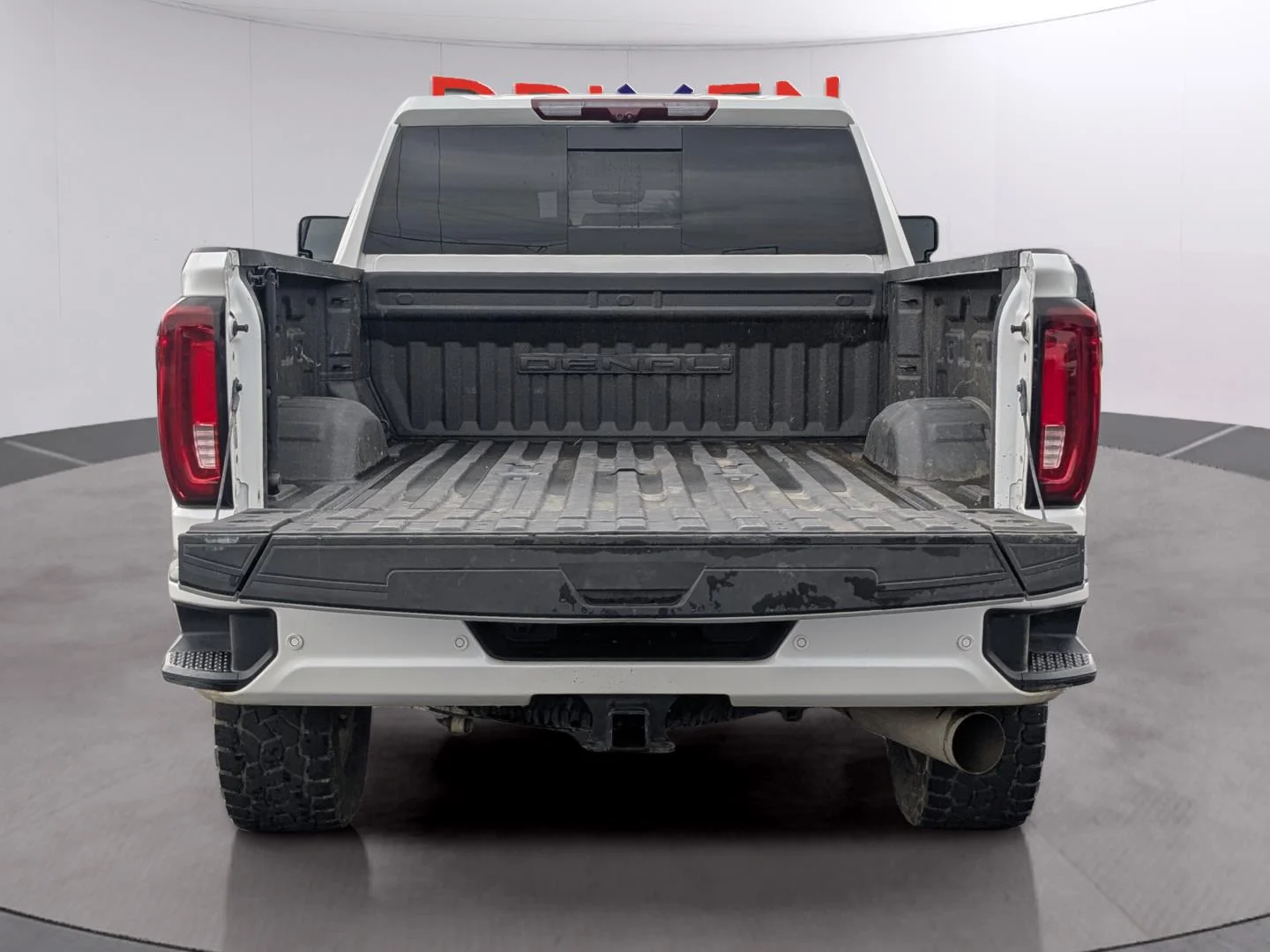 Used 2023 White Frost Tricoat GMC Denali image 9