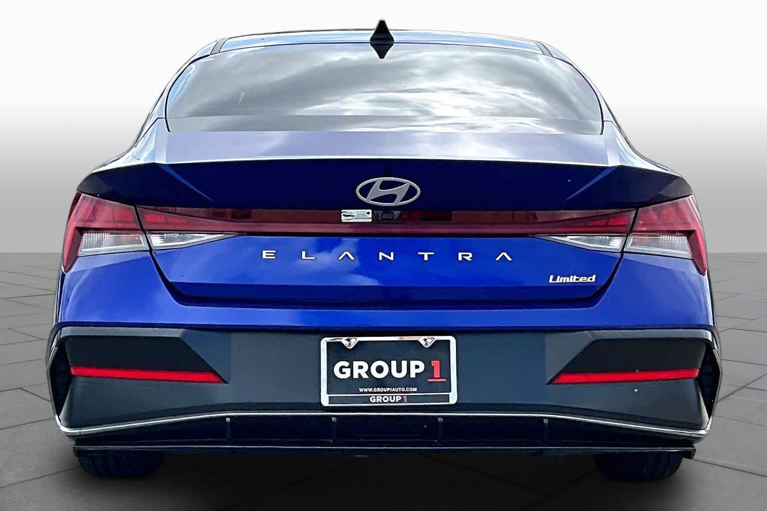 2025 Hyundai Elantra Limited - Photo 10