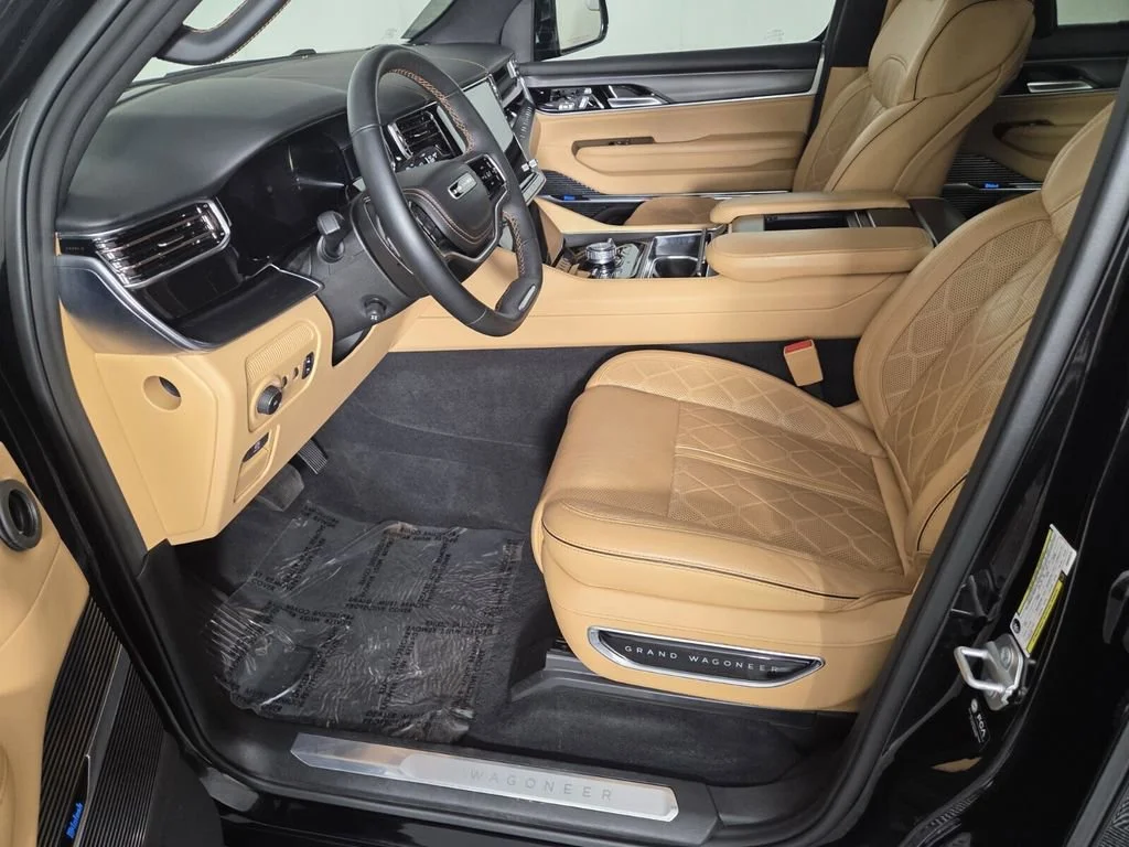 Used 2025 Diamond Black Crystal Pearlcoat Jeep Series III Obsidian image 10