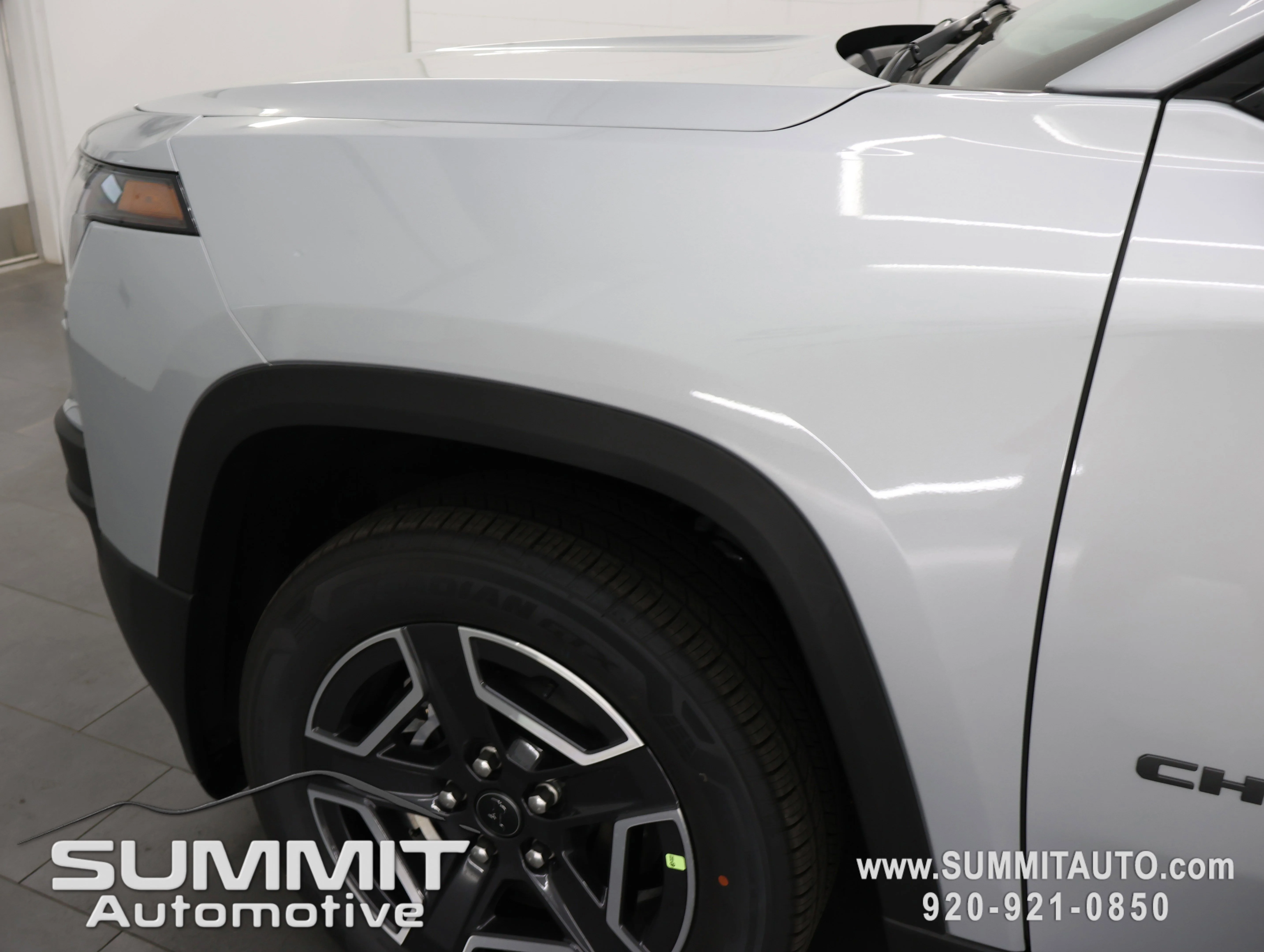 New 2026 Silver Zynith Clear-Coat Exterior Paint Jeep Limited image 35