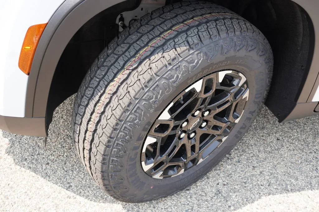 New 2027 Polar White Tricoat Chevrolet Z71 image 9