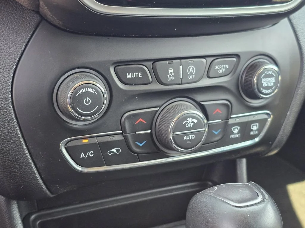 Used 2019 White Jeep Limited image 25