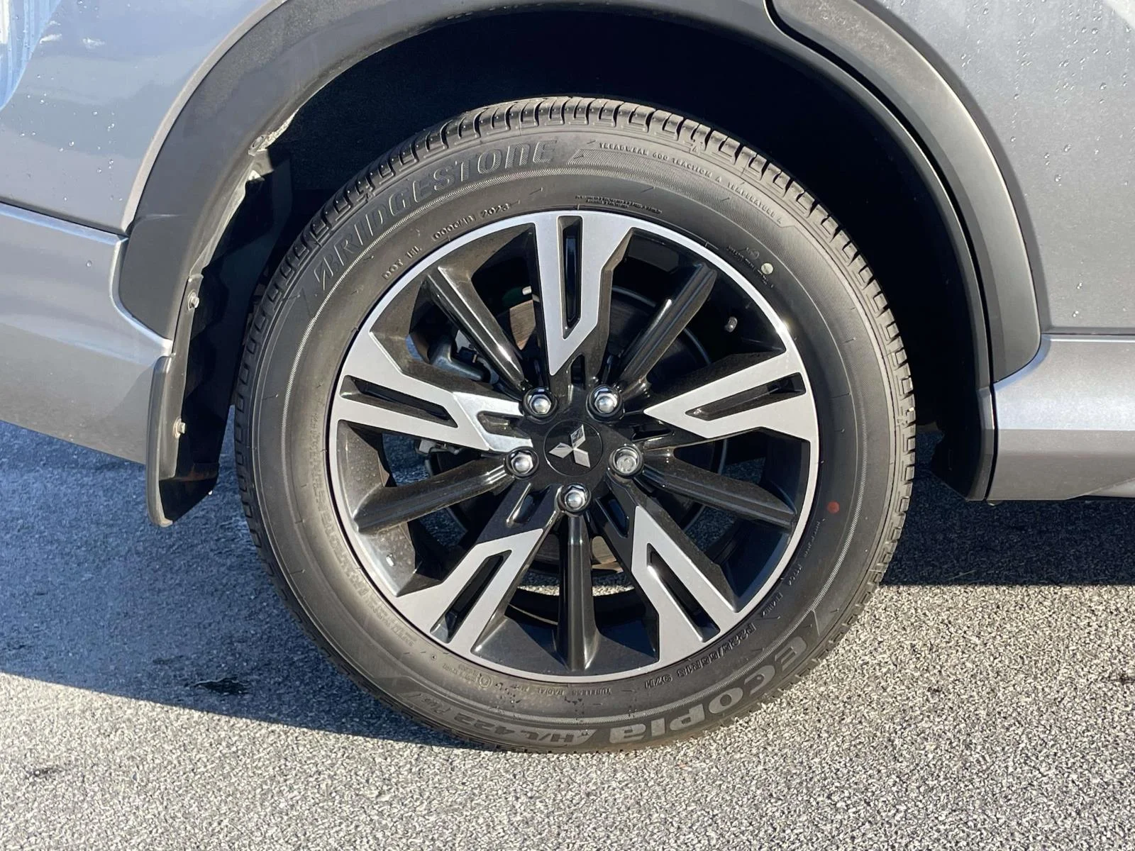 Used 2024 Mercury Gray Metallic Mitsubishi SEL image 31